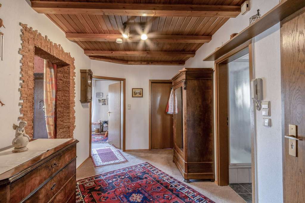 Immobilie in Weinsberg - Familienfreundliche 4-Zimmer-Etagenwohnung mit Entwicklungspotenzial - Bild 1