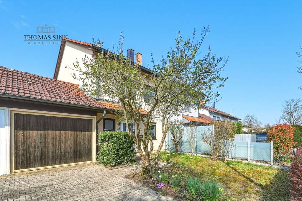 Immobilie in Pleidelsheim - Sanierungsbedürftige Doppelhaushälfte in guter ruhiger Wohngegend - Garten - Garage - Hobbyraum - Bild 1