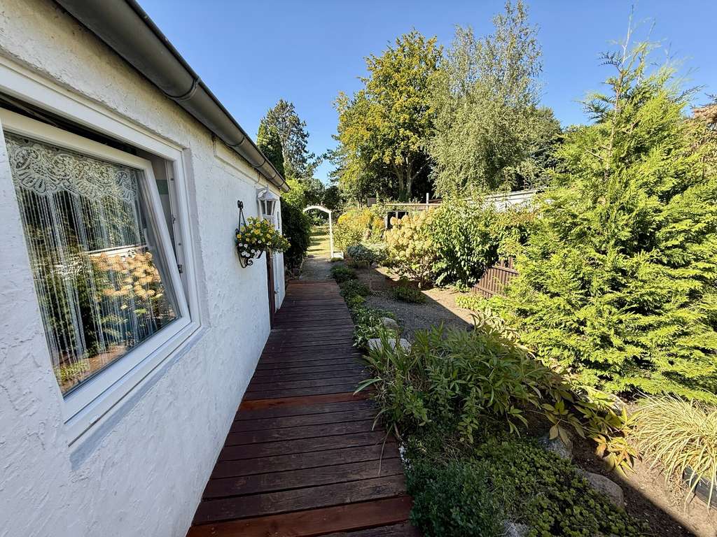 Gepflegtes durchrenov. RH/DHH mit zusätzlicher Zuwegung/Zufahrt zum Gartengrundstück in NMS-Stör