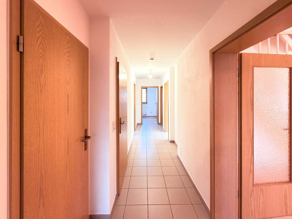 Immobilie in Adelsdorf - Großzügige moderne Studio-Wohnung mit großem Südbalkon, 6 Zimmern & Stellplatz - Bild 1