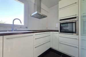 Traumhafte Doppelhaushälfte mit Pool, Doppelgarage und hochwertiger Ausstattung – Die vollständige Adresse der Immobilie erhältst du vom Anbieter., 70195 Botnang-West, Stuttgart – Vorschaubild 4