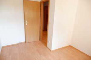 Küche mit Zugang zum Balkon - Laminat - Wanne - frei ab 1.4.25 – Mosenstraße 5, 9130 Chemnitz – Vorschaubild 16