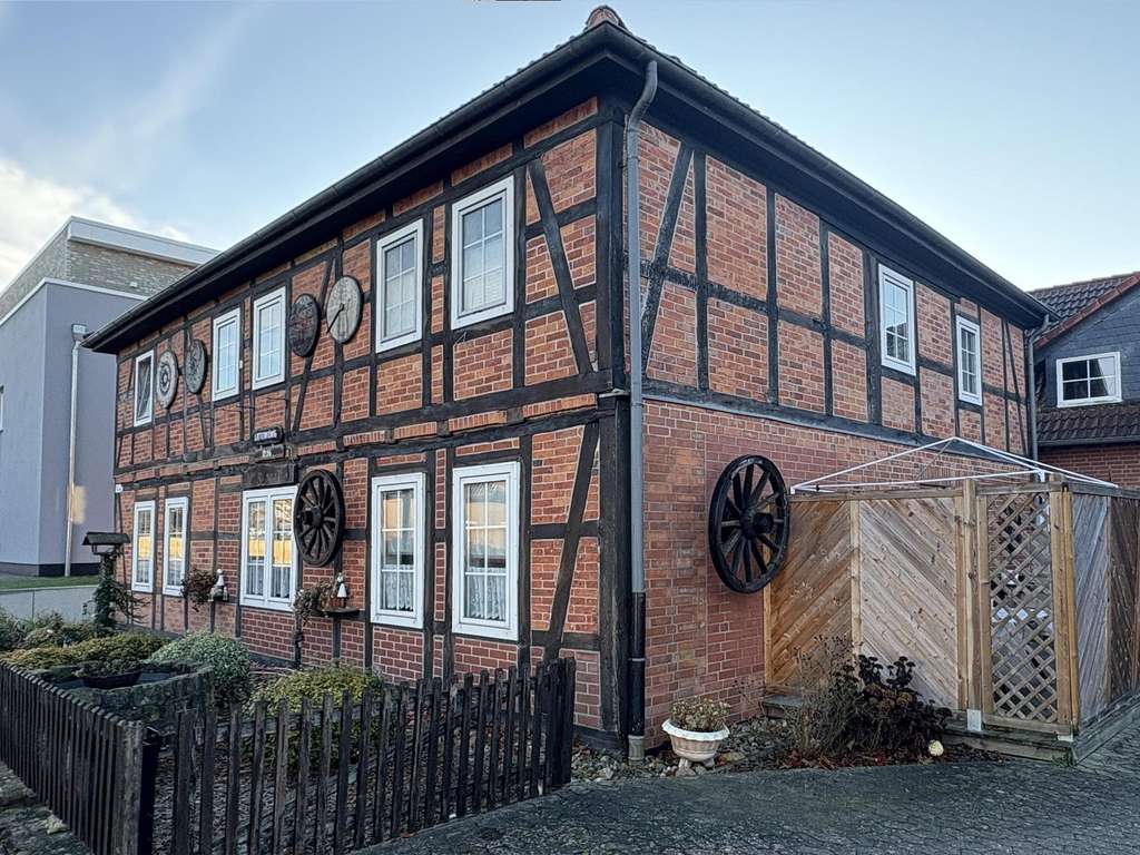 Immobilie in Uetze - Uetze/ Dedenhausen: Mehrfamilienhaus mit 5 Wohneinheiten in ruhiger Wohnlage - Bild 0