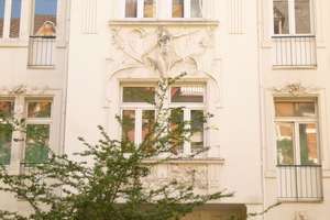 DEM HIMMEL SO NAH / Schöne Dachgeschosswohnung mit Einbauküche in Jugendstil-Stadtvilla – Blücherstraße 34, 65195 Westend / Bleichstraße, Wiesbaden – Vorschaubild 2