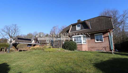 Bild von Junges Einfamilienhaus mit Carport und Teich in Hamburg-Sasel