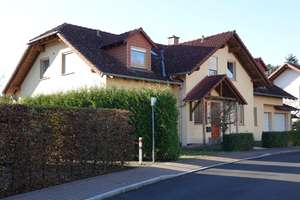 Ihr neues Zuhause in Eschwege: Großzügiges Zweifamilienhaus mit Potenzial für die ganze Familie – Fritz-Delius-Str. 58, 37269 Eschwege – Vorschaubild 1