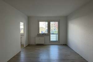 Saniertes Single-Apartment mit Balkon und Wannenbad - nur für EINE Person! – Kastanienallee 106, 12627 Hellersdorf, Berlin – Vorschaubild 1