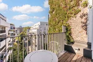 Lichterfüllte Atmosphäre und urbane Gelassenheit mit sonnigem Balkon und offenem Wohnbereich – 10247 Friedrichshain, Berlin – Vorschaubild 5