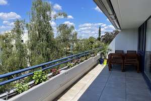 Über den Dächern von Zehlendorf: Lichtdurchflutete DG-Oase mit traumhafter Dachterrasse