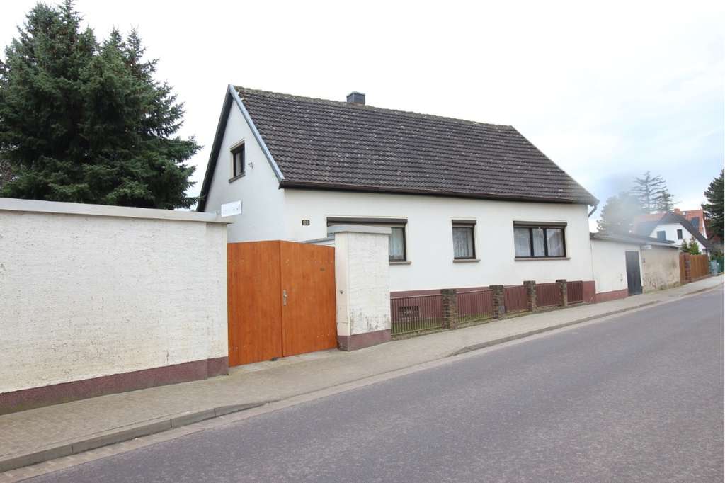 Immobilie in Köthen (Anhalt) - Ohne Käuferprovision! Freistehendes EFH mit großem Hof & einzigartigem Garagenensemble in Köthen - Bild 1