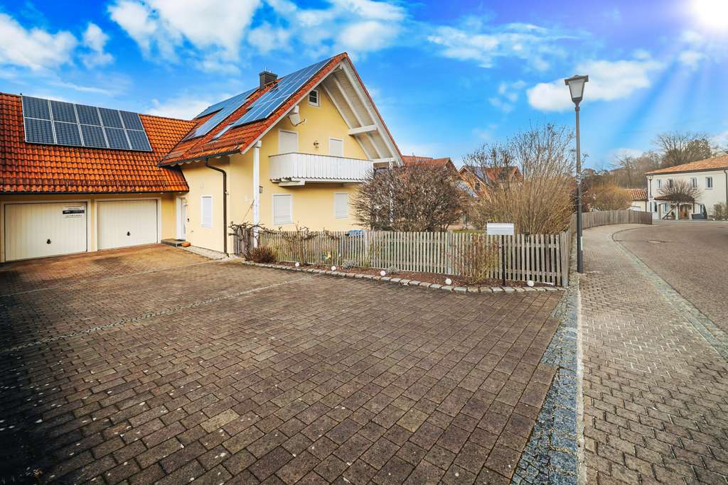 Immobilie in Aiglsbach - Attraktives Einfamilienhaus mit großem Grundstück und Doppelgarage in ruhiger Wohnlage von Aiglsbach - Bild 0