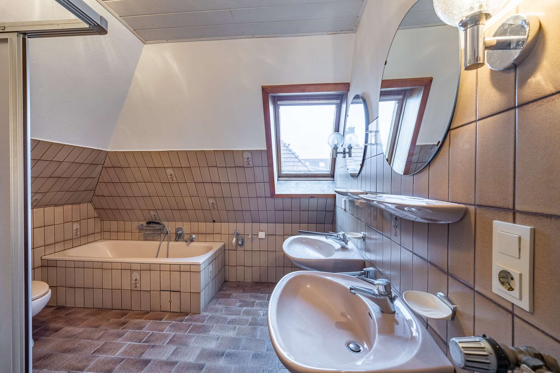 Immobilie in Weyhe - Offene Besichtigung: Fr.13.02.26 um 15:30Uhr
Geräumiges Einfamilienhaus mit Garten in zentraler Lag - Bild 0