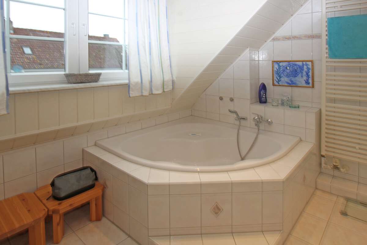 Immobilie in Kalkhorst - Familienwohnsitz oder Ferienhaus ?
Schönes Wohnhaus mit 5 Zimmern, Kamin, Sauna und Doppelgarage in - Bild 3