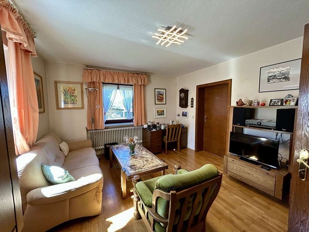 Immobilie in Waldkirchen - Einfamilienhaus mit großzügigem Baugrundstück in zentrumsnaher Lage von 94065 Waldkirchen  - Bild 2