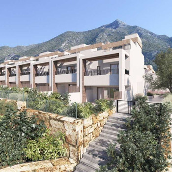 Exklusives Reihenhaus in Istán mit Meerblick und großen Außenbereichen