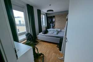 Helle Dachgeschosswohnung mit großer Terasse & Einbauküche – Berlin – Vorschaubild 4