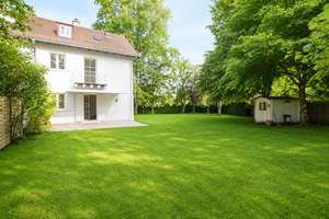 Familienidylle auf außergewöhnlichem Grundstück – stilvolles Wohnen mit sonniger Terrasse! – Die vollständige Adresse der Immobilie erhältst du vom Anbieter., 82031 Grünwald – Vorschaubild 1