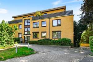 3 Zimmer möglich. Dachterrasse. Tiefgaragenstellplatz. – Penthouse nahe Groß Flottbek
