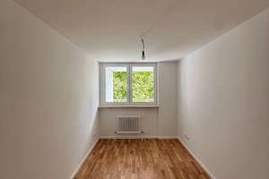 Sonniger Balkon mit Blick ins Grüne – 3 Zimmer im 3. Stock in München – Gerhart-Hauptmann-Ring 64, 81737 Neuperlach, München – Vorschaubild 3