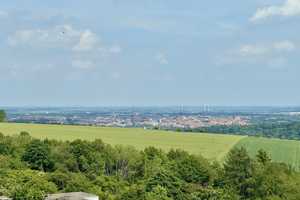 Helle 2,5-Zimmer-Wohnung mit EBK, Balkon & Garage– ruhig am Waldrand gelegen – Hildesheim (Kreis) – Vorschaubild 1