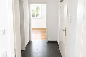 Moderne 2-Zimmer-Gartenwohnung mit Terrasse, Einbauküche & TG-Stellplatz in Bestlage von Ebersberg – Sieghartstraße 16, 85560 Ebersberg – Vorschaubild 3