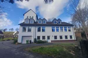 Wiehl-Weiershagen: 374m² im Kirchen-/Gemeindehaus mit separater Wohnung, Garten, Garage, 3 Küchen – Die vollständige Adresse der Immobilie erhältst du vom Anbieter., 51674 Wiehl – Vorschaubild 1
