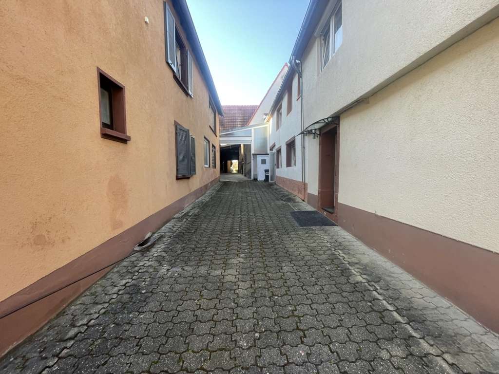 Immobilie in Edenkoben - Zweifamilienhaus mit Ausbaupotenzial im charmanten Weinort Edenkoben - Bild 3