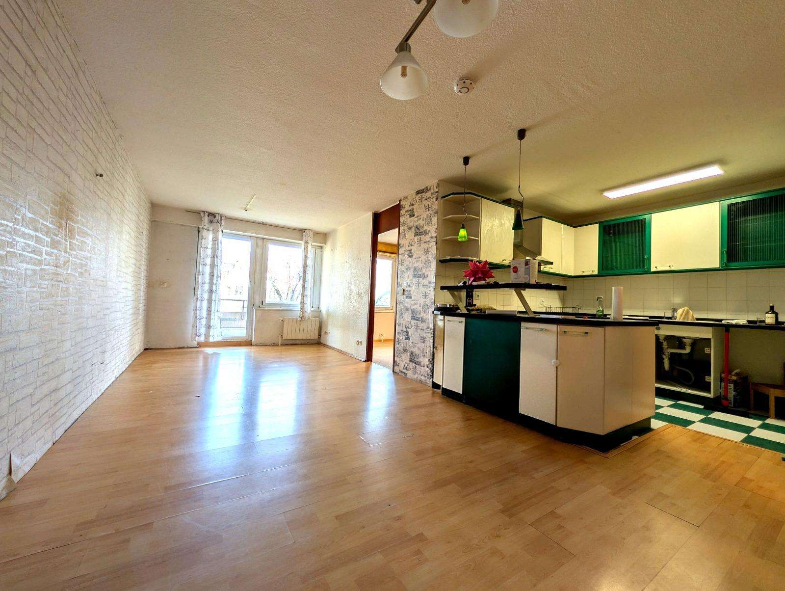 Provisionsfrei: 3-Zimmer-Wohnung mit TG & überdachtem Balkon in ruhiger Lage (1. OG), Esslingen Kreis – Bild 1