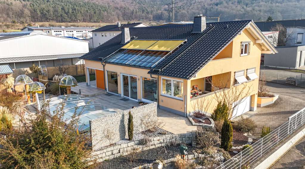 Immobilie in Elsenfeld - DIETZ: Einzigartiges Architektenhaus mit Einliegerwohnung, Pool und Gewerbehalle für Ihr Unternehmen - Bild 1