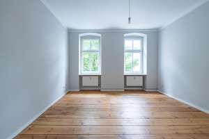 Bezugsfreie Altbauwohnung in absoluter Top-Lage mit Tageslicht-Badezimmer, Wohnküche und Holzdielen – Audre-Lorde-Straße 73, 10997 Kreuzberg, Berlin – Vorschaubild 1