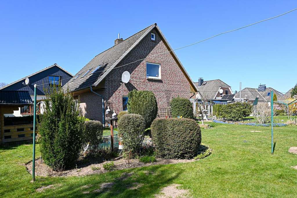 Immobilie in Itzstedt - Viel Wohnraum: Zwei separate Einfamilienhäuser auf großzügigem Grundstück in ruhiger Lage von Seth! - Bild 1