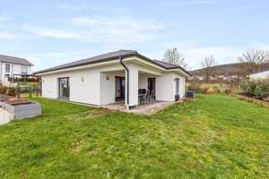 Moderner Bungalow mit offener Küche, Doppelgarage und tollem Ausblick – Kulmbach (Kreis) – Vorschaubild 3