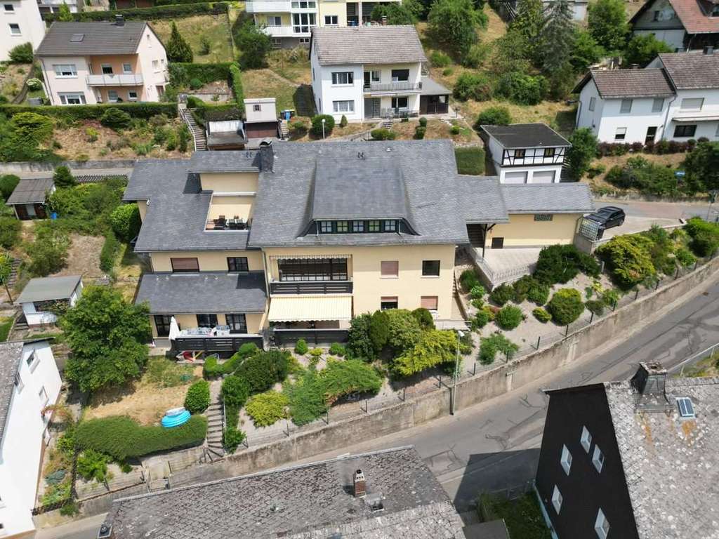 Immobilie in Bad Schwalbach - Gepflegtes Mehrfamilienhaus in Ramschied mit 7 Stellplätzen (Garage) zu verkaufen! - Bild 1