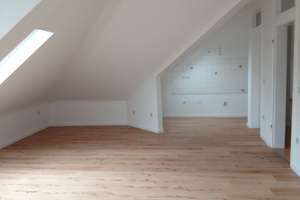 Dachgeschosswohnung in Duisburg Hochheide, 3 kleine Schlafzimmer, gute Verkehrsanbindung – Kirchstraße 74a, 47198 Hochheide, Duisburg – Vorschaubild 2