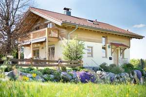RAUM ZUM LEBEN – Komfortables Familienidyll im Grünen mit Garten und Weitblick – Die vollständige Adresse der Immobilie erhältst du vom Anbieter., 83737 Irschenberg – Vorschaubild 2