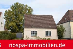 Einfamilienhaus in zentraler Lage von Schleswig – modernisiert, bezugsfrei – Die vollständige Adresse der Immobilie erhältst du vom Anbieter., 24837 Schleswig – Vorschaubild 1
