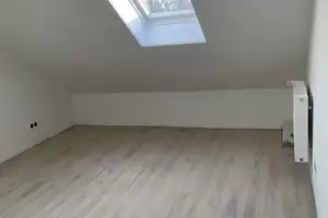 Komplett sanierte 2-Zi-Dachgeschosswohnung mit Balkon in ruhiger Lage zu vermieten – Tribünenweg 23, 22111 Hamburg – Vorschaubild 9