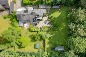 Architektonische Großzügigkeit:
"Splitlevel auf traumhaften Grundstück mit schönen Ausblicken" – Die vollständige Adresse der Immobilie erhältst du vom Anbieter., 21521 Aumühle – Vorschaubild 2