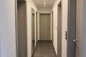 Top renoviert & familienfreundlich: 4-Zimmer-Wohnung mit Balkon, Aufzug & Einbauküche in Wolfsburg – Wolfsburg – Vorschaubild 8