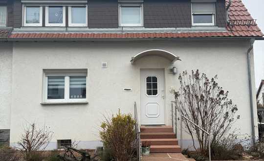 Umfassend modernisierte Doppelhaushälfte mit Gästebereich im Dachspitz & separatem Gästehaus – Karls