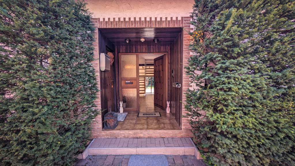 Immobilie in Wartenberg-Rohrbach - Traumanwesen im Grünen: Großzügiges Einfamilienhaus mit Einliegerwohnung & Parkgarten  - Bild 2