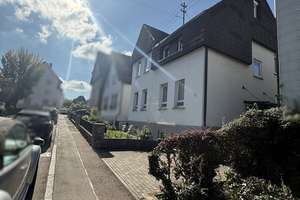 Gepflegtes Zweifamilienhaus im ruhigen Stadtteil von Fellbach – Die vollständige Adresse der Immobilie erhältst du vom Anbieter., 70734 Fellbach – Vorschaubild 2