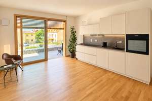 Exklusive Neubauwohnung am Cospudener See: Stilvolles 2-Zimmer-Domizil mit Balkon, Parkett und Ti... – 4416 Markkleeberg – Vorschaubild 2
