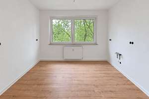 IHR ERSTBEZUG IN IDYLLISCHER LAGE | Traumhafte 4-Raum-Wohnung mit Süd-Balkon und Tageslichtbad – 4567 Kitzscher – Vorschaubild 3