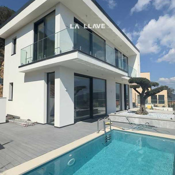 Makelloses, neuwertiges Haus mit 3 Schlafzimmern, 3 Bädern und einem Grundstück von 800 m2 mit Pool.