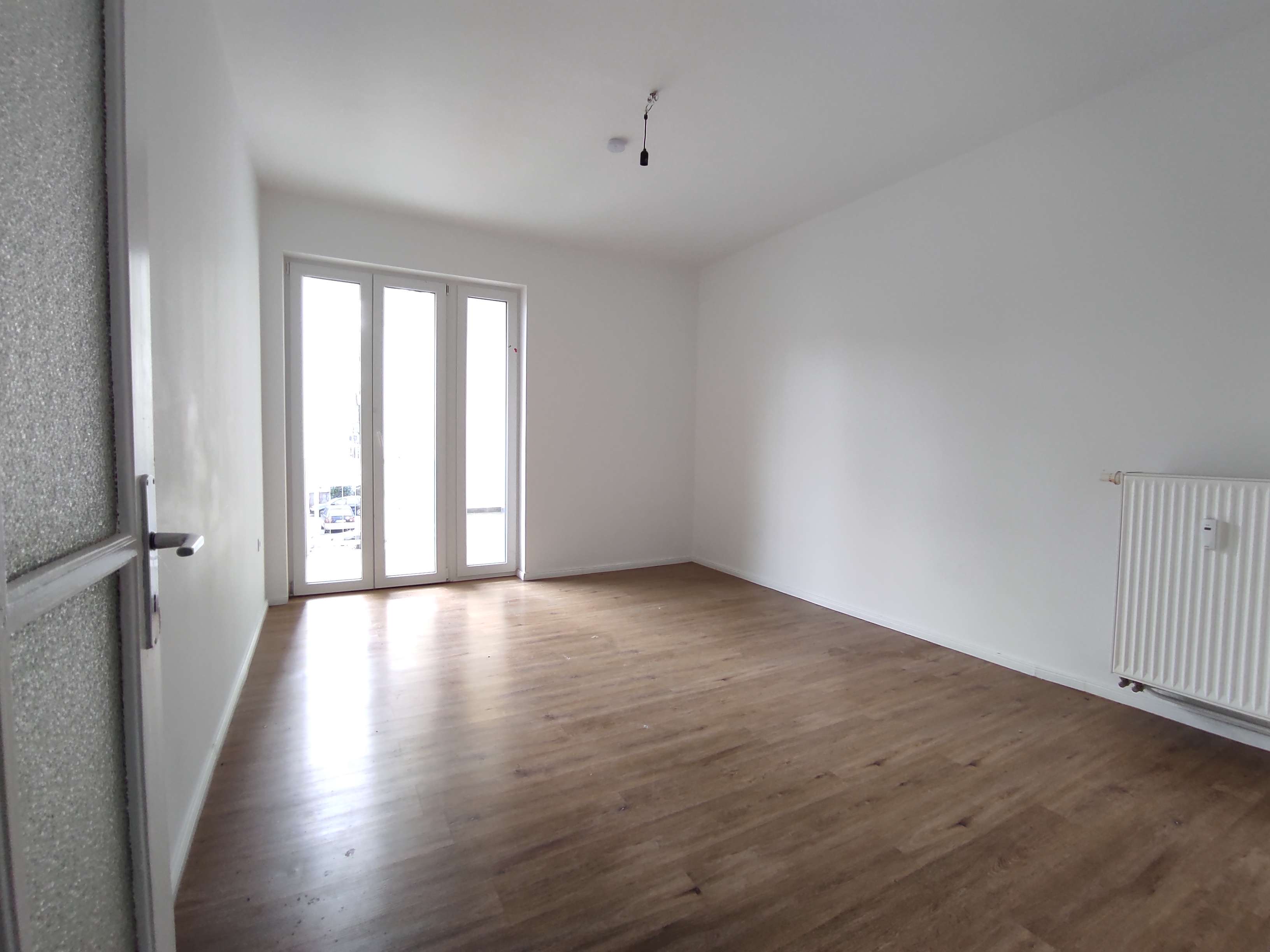 Sonnige Altbauwohnung mit Südbalkon und praktischem Keller – Kontakt: 0172-3261193, Berlin – Bild 3