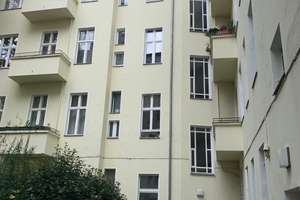 Stilvolle, geräumige und gepflegte 2-Zimmer-Wohnung mit Balkon und EBK in Charlottenburg, Berlin