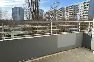 Ihr neuer Lebensmittelpunkt: große, familiengerechte Wohnung mit Balkon! – Ahrenshooper Straße 6, 13051 Neu-Hohenschönhausen, Berlin – Vorschaubild 2