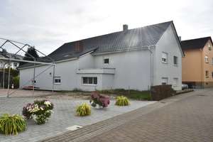 Attraktives Zweifamilienhaus – ideal für Eigennutzer oder Kapitalanleger – Duttenhurster Straße 8, 76547 Sinzheim – Vorschaubild 1