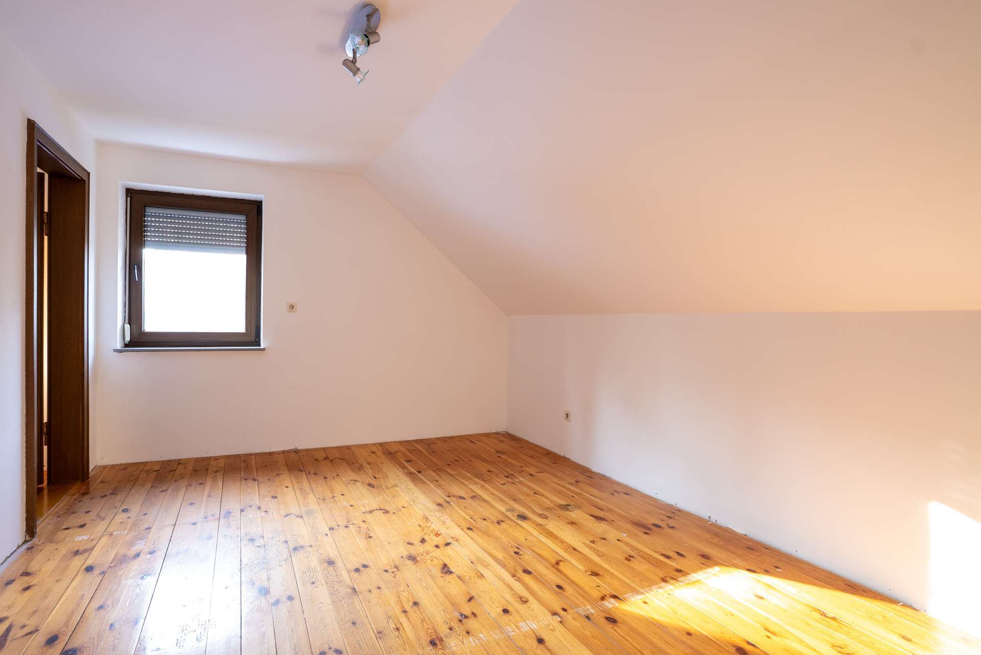 Immobilie in Gottfrieding - ***Großzügiges Einfamilienhaus mit PV- Anlage in ruhiger Siedlungslage*** - Bild 2